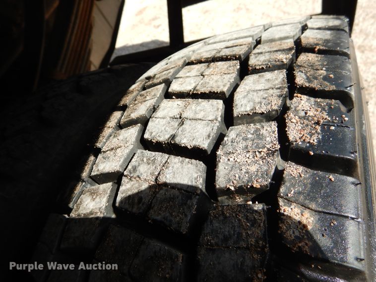 image for item GE9356 2001 Ford F550 Super Duty utility truck