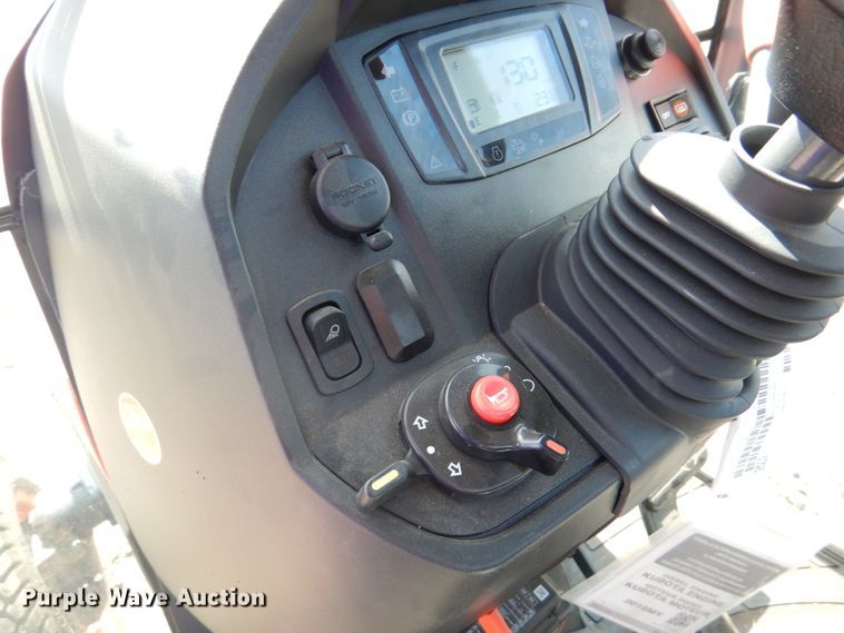 image for item GO9130 Kubota B3350 HSD MFWD tractor