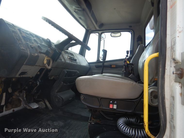 image for item GP9030 2000 Freightliner FL80 roll-off container truck