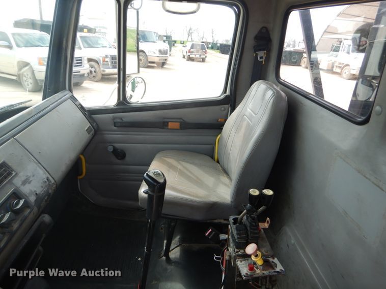 image for item GP9030 2000 Freightliner FL80 roll-off container truck