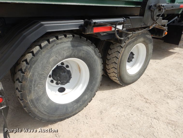 image for item GP9030 2000 Freightliner FL80 roll-off container truck