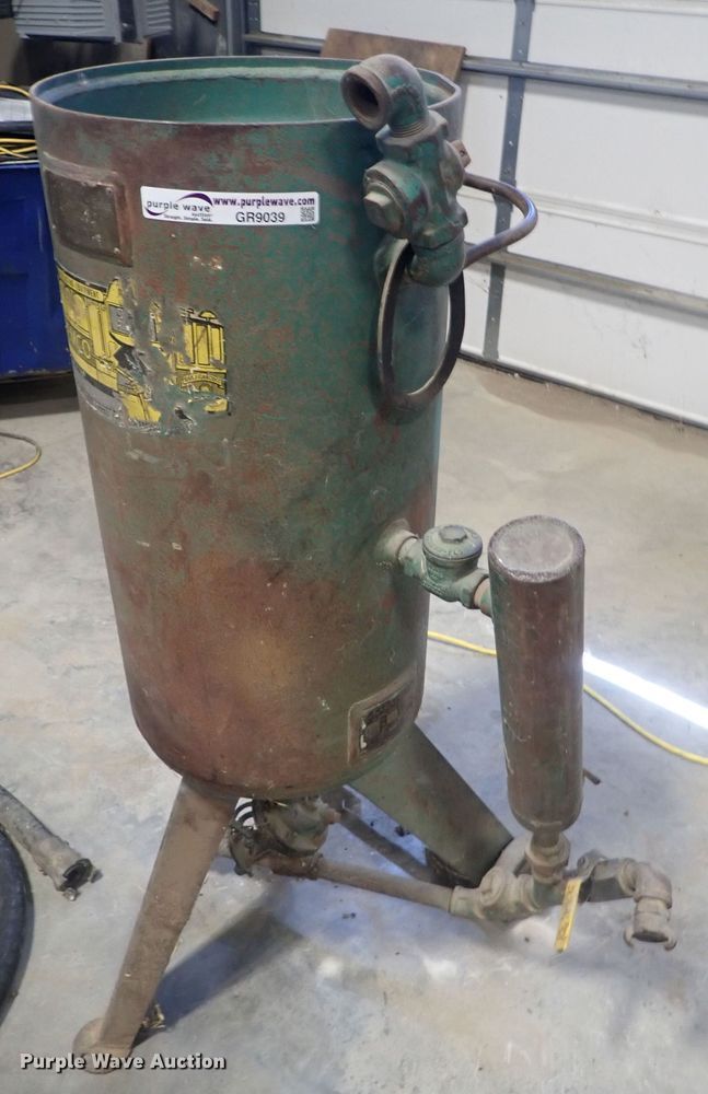 image for item GR9039 Clemco SCW1648 sandblasting machine