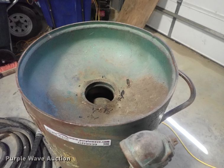 image for item GR9039 Clemco SCW1648 sandblasting machine