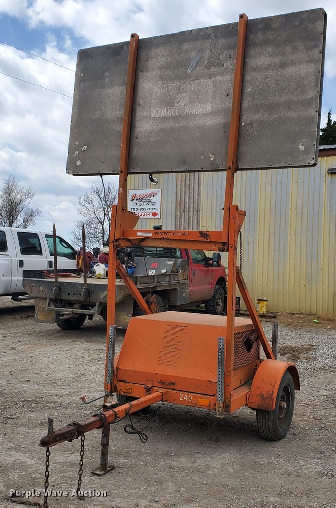 image for item GX9906 Protect-O-Flash arrow board trailer