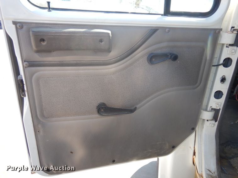 image for item GY9053 1999 International 4700 dump flatbed truck