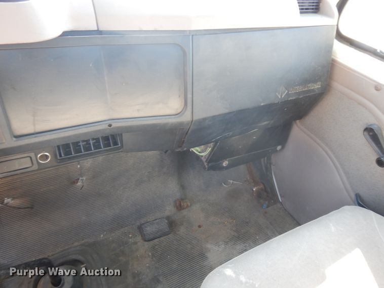 image for item GY9053 1999 International 4700 dump flatbed truck