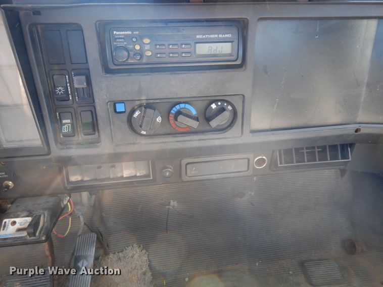 image for item GY9053 1999 International 4700 dump flatbed truck