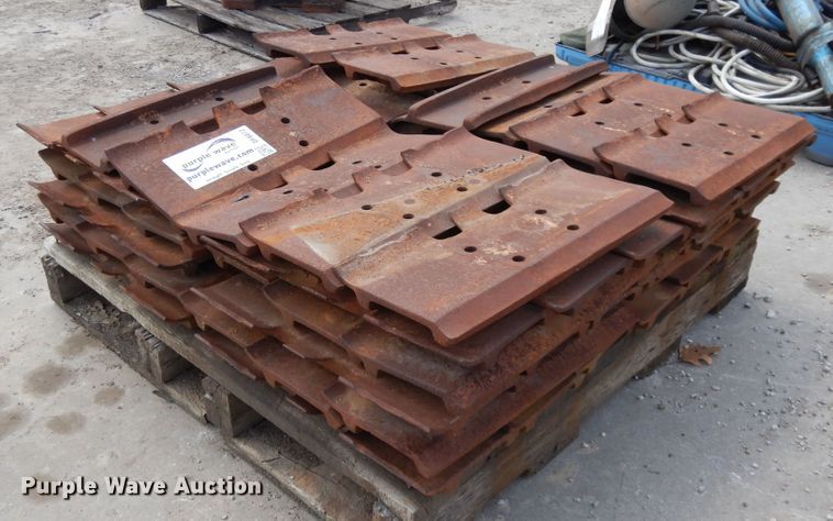 image for item DF6072 Caterpillar 963 track loader track pads