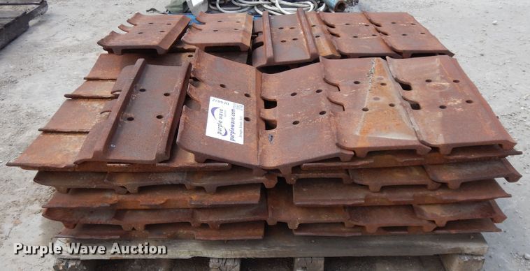 image for item DF6072 Caterpillar 963 track loader track pads