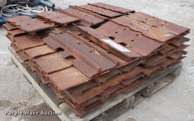 image for item DF6072 Caterpillar 963 track loader track pads