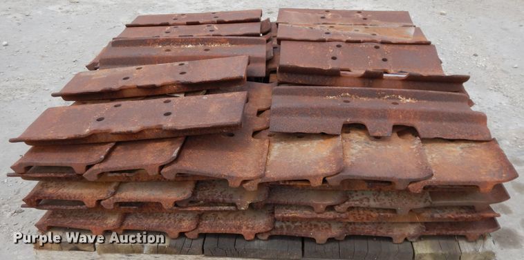 image for item DF6072 Caterpillar 963 track loader track pads