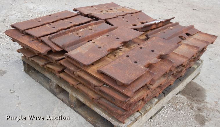 image for item DF6072 Caterpillar 963 track loader track pads