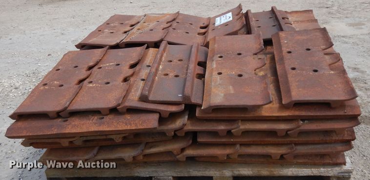 image for item DF6072 Caterpillar 963 track loader track pads