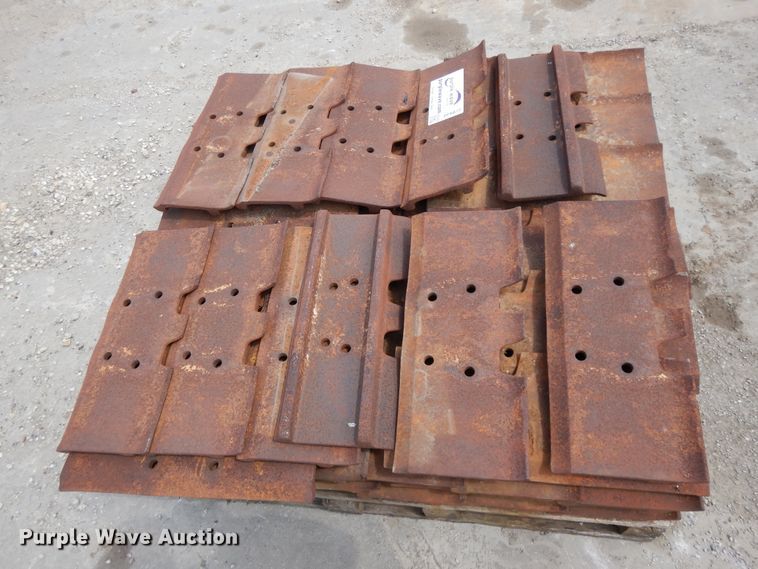 image for item DF6072 Caterpillar 963 track loader track pads
