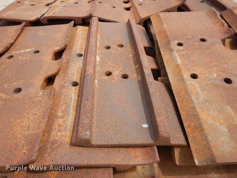 image for item DF6072 Caterpillar 963 track loader track pads