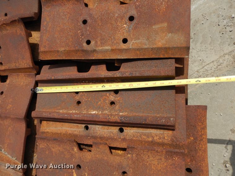 image for item DF6072 Caterpillar 963 track loader track pads