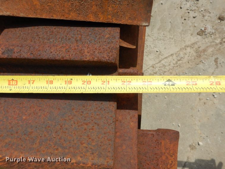 image for item DF6072 Caterpillar 963 track loader track pads