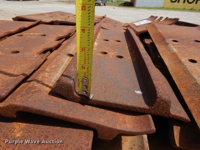 image for item DF6072 Caterpillar 963 track loader track pads