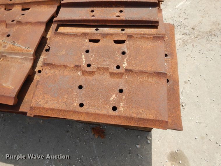 image for item DF6072 Caterpillar 963 track loader track pads