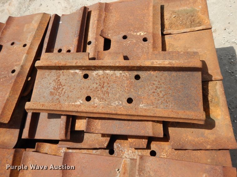 image for item DF6072 Caterpillar 963 track loader track pads