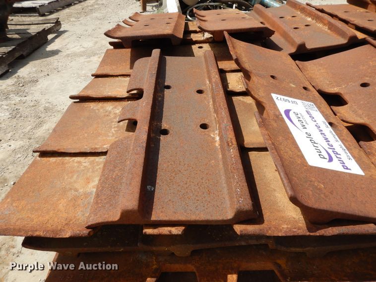 image for item DF6072 Caterpillar 963 track loader track pads