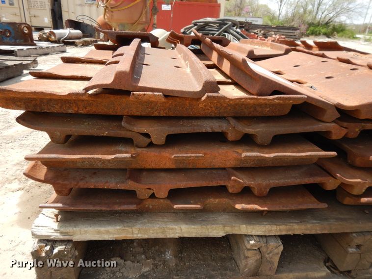 image for item DF6072 Caterpillar 963 track loader track pads