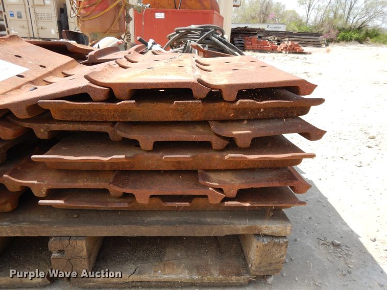 image for item DF6072 Caterpillar 963 track loader track pads