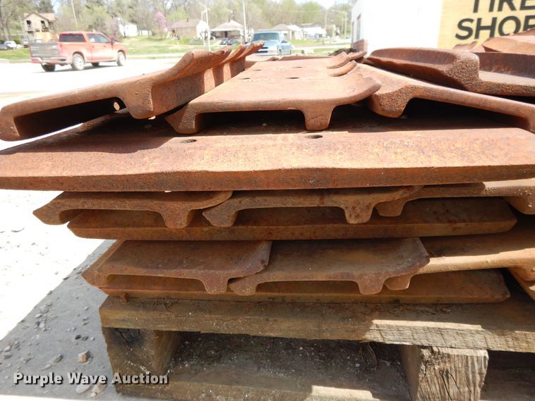 image for item DF6072 Caterpillar 963 track loader track pads