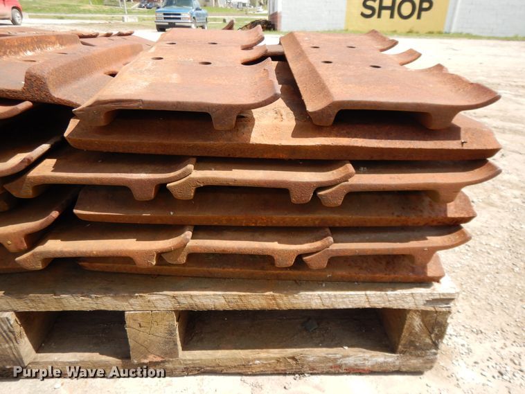 image for item DF6072 Caterpillar 963 track loader track pads