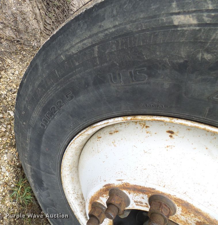 image for item DG5595 1999 Chevrolet C7500 bucket truck