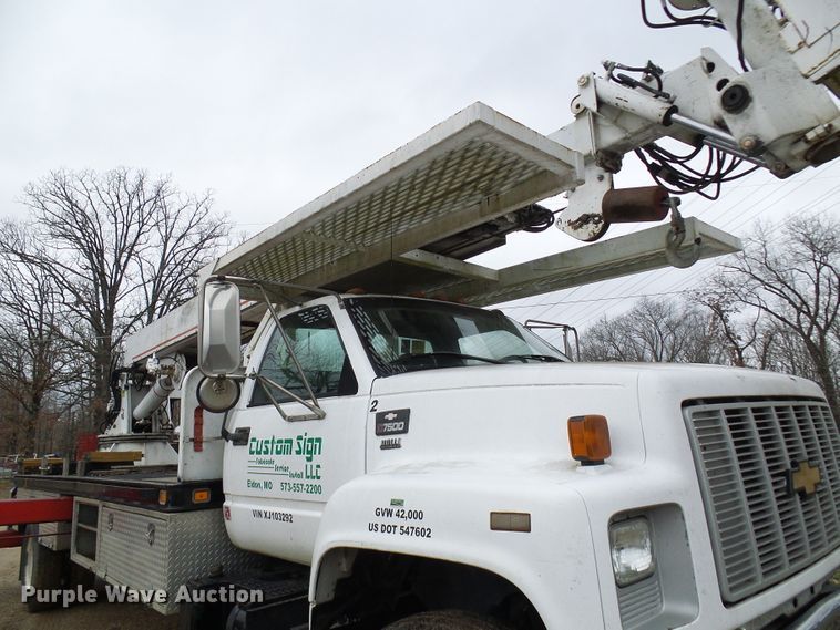 image for item DG5595 1999 Chevrolet C7500 bucket truck