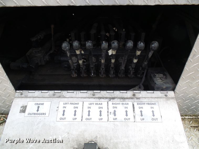 image for item DG5595 1999 Chevrolet C7500 bucket truck