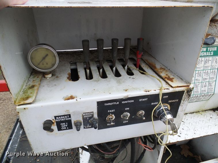 image for item DG5595 1999 Chevrolet C7500 bucket truck