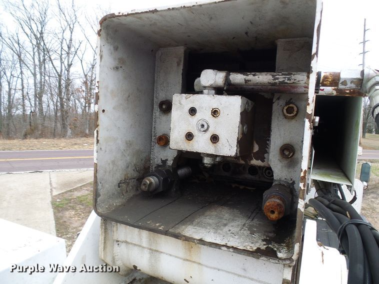 image for item DG5595 1999 Chevrolet C7500 bucket truck