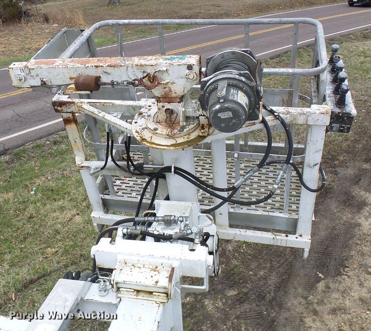 image for item DG5595 1999 Chevrolet C7500 bucket truck