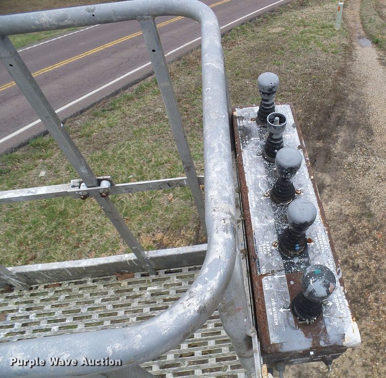 image for item DG5595 1999 Chevrolet C7500 bucket truck