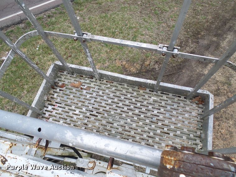 image for item DG5595 1999 Chevrolet C7500 bucket truck