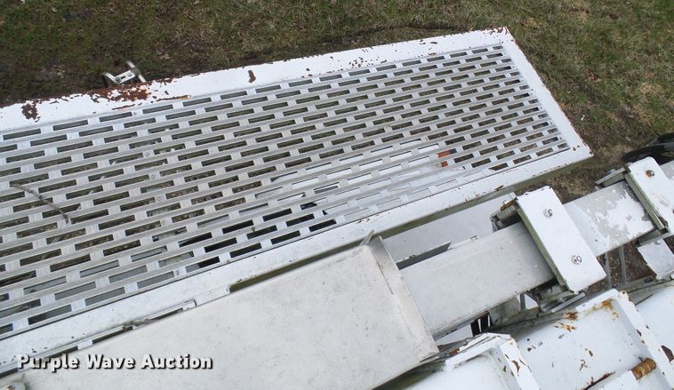 image for item DG5595 1999 Chevrolet C7500 bucket truck