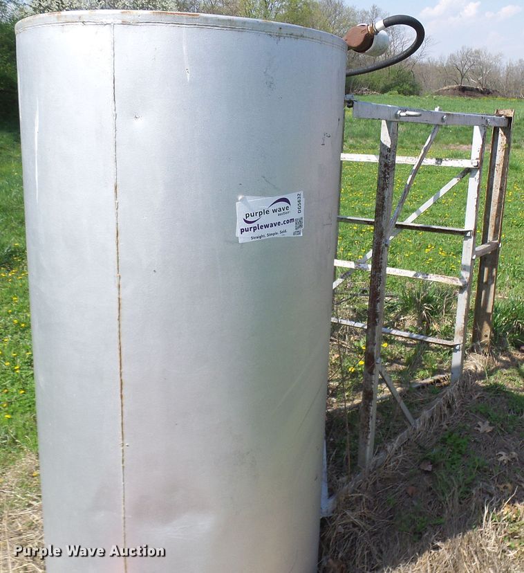 image for item DG5632 (2) fuel tanks