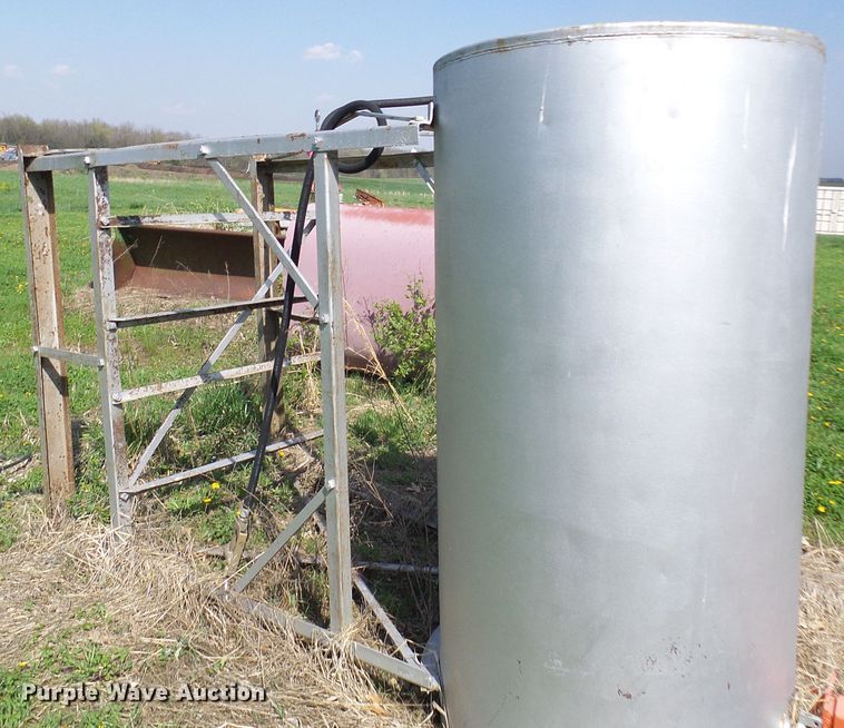 image for item DG5632 (2) fuel tanks