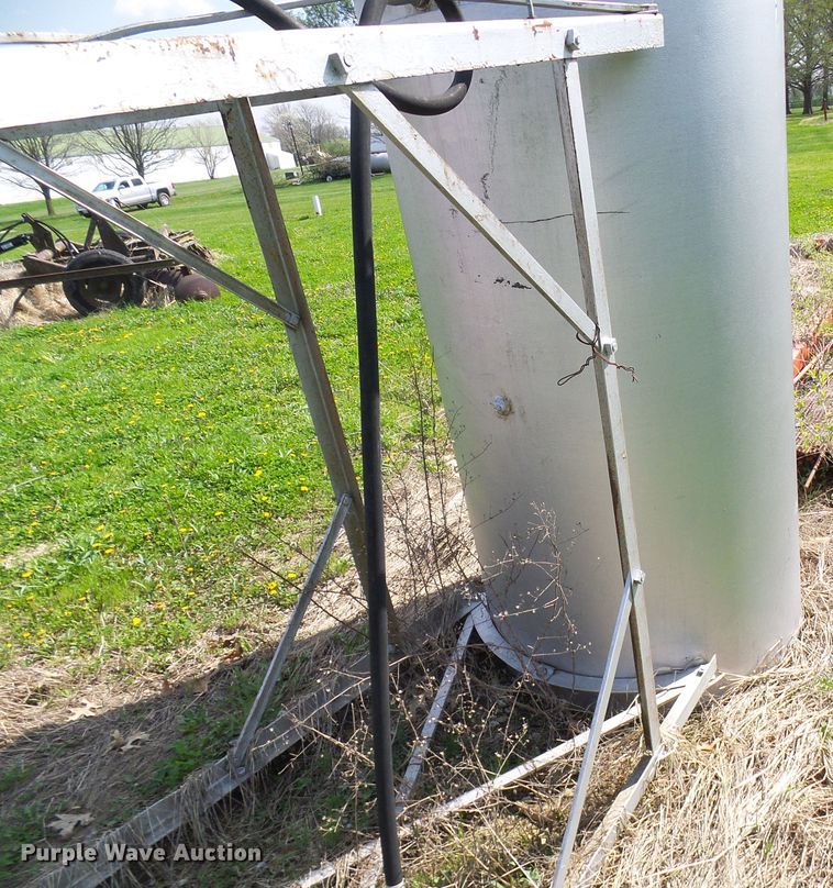 image for item DG5632 (2) fuel tanks