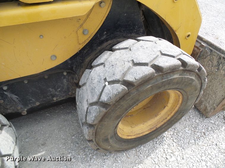 image for item DG5636 2005 Caterpillar  246B skid steer loader