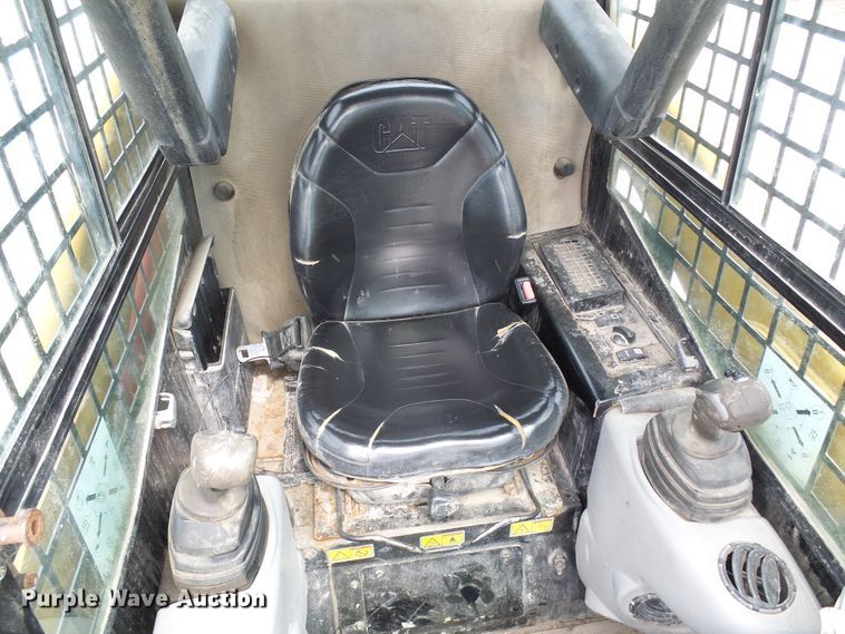 image for item DG5636 2005 Caterpillar  246B skid steer loader