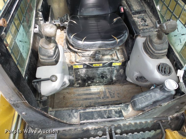 image for item DG5636 2005 Caterpillar  246B skid steer loader