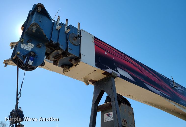 image for item DG7707 2007 Sterling LT9500 crane truck