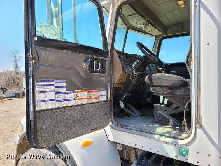 image for item DG7710 2007 Peterbilt 335 ready mix truck