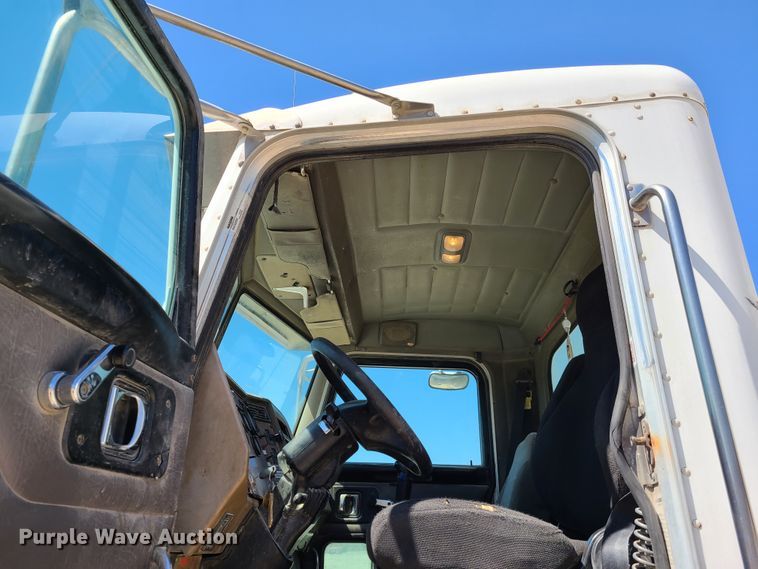 image for item DG7710 2007 Peterbilt 335 ready mix truck