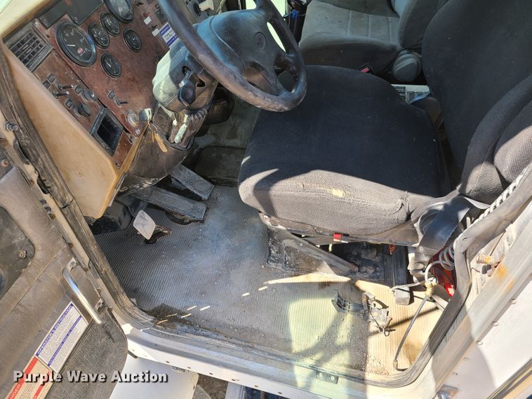 image for item DG7710 2007 Peterbilt 335 ready mix truck