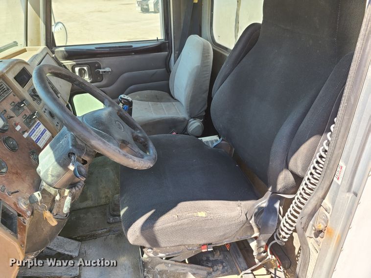 image for item DG7710 2007 Peterbilt 335 ready mix truck