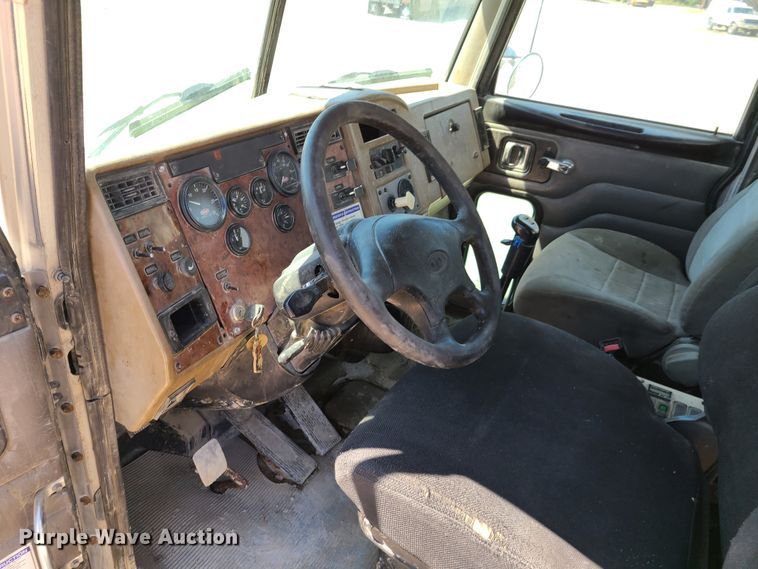 image for item DG7710 2007 Peterbilt 335 ready mix truck